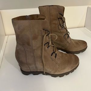 Women’s Sorel wedge boots. Good condition, great taupe color. Size 10